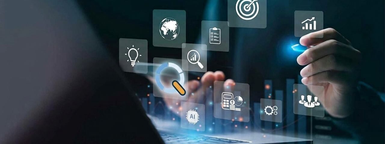 Peserta bekerja di laptop dengan ikon QISSA dan ikon data di sekitarnya
